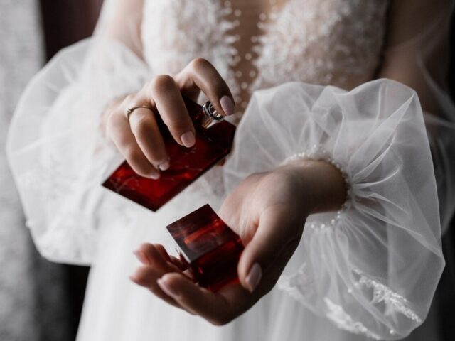 Parfüm auf die falsche Stelle gesprüht – was passiert?